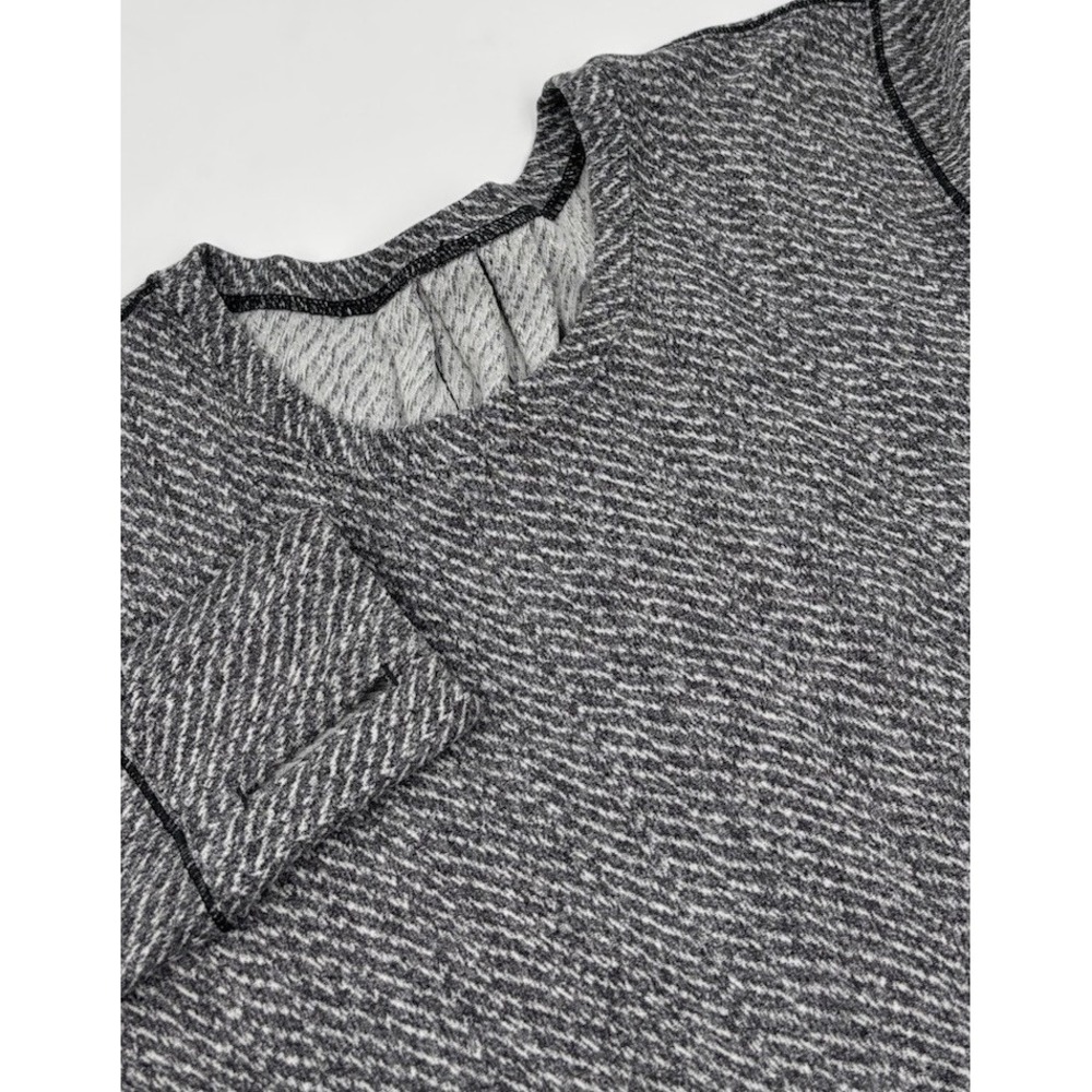Lululemon Women's 8 Textured‎ Gray Thumbhole Long Sleeve Athletic Top